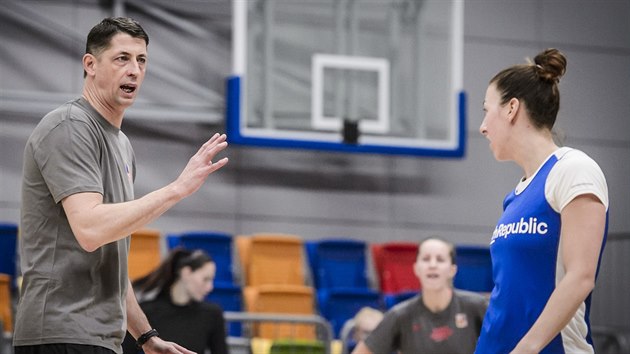 Trenr eskch basketbalistek tefan Svitek usmruje Lenku Bartkovou.