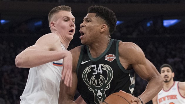 Kristaps Porzingis (vlevo) z New Yorku se pokou brnit Janise Adetokunba z Milwaukee.