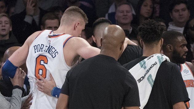 Kristaps Porzingis si zranil koleno, do atny mu pomhaj i spoluhri z New York Knicks.