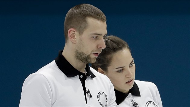 Anastasia Bryzgalovov a Alexandr Kruelnickij zastupuj v curlingovch dvojicch sportovce z Ruska.