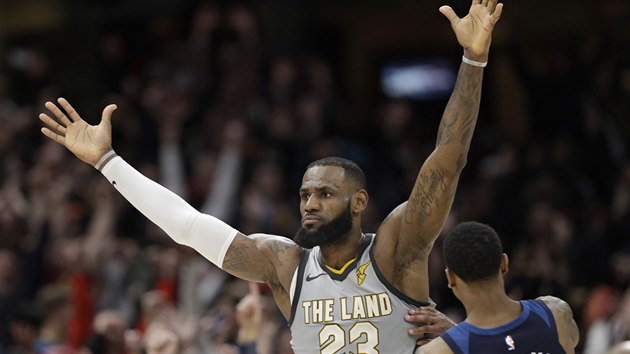 LeBron James z Clevelandu oslavuje svou vtznou trefu, Jeff Teague z Minnesoty ho odstrkuje.