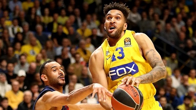 Jonah Bolden (vpravo) z Maccabi pronik kolem dma Hangy z Barcelony