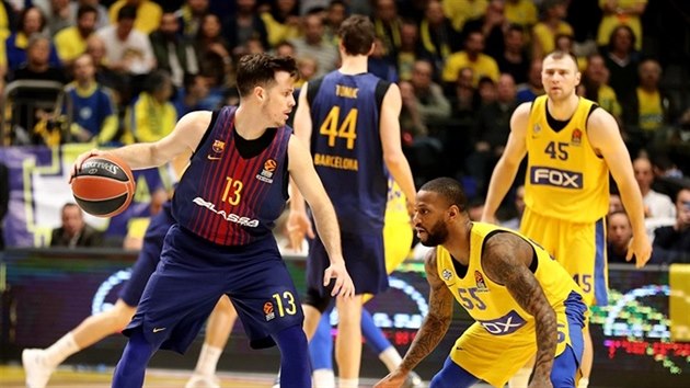 Thomas Heurtel (vlevo) z Barcelony hled cestu pes Pierra Jacksona z Maccabi.