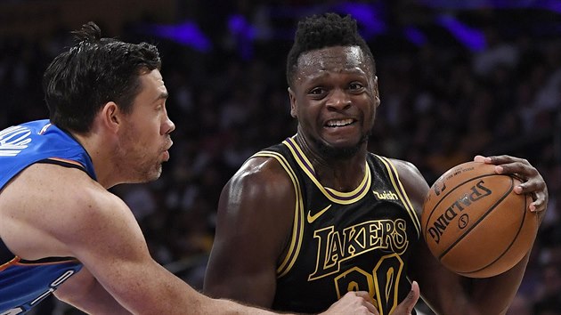 Julius Randle (vpravo) z LA Lakers atakuje ko  Oklahoma City kolem Nicka Collisona.