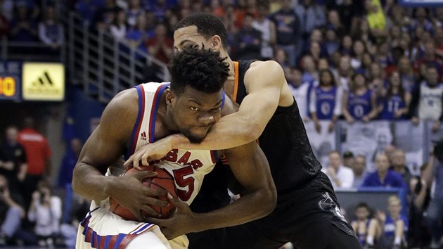 Udoka Azubuike (vlevo) z Kensasu pod tlakem Kendalla Smithe z Oklahoma State  