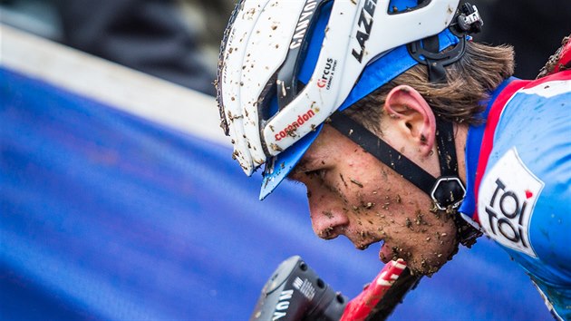 Český cyklokrosař Adam Ťoupalík během závodu do 23 let na mistrovství světa ve Valkenburgu