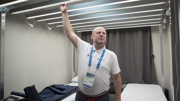 Doktor českého týmu Jiří Neumann ukazuje světelnou sprchu v olympijské vesnici