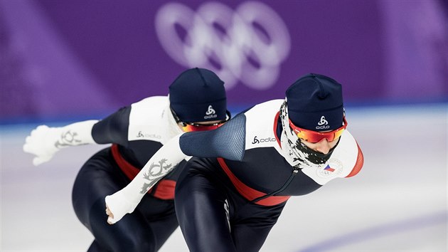 Rychlobruslaky Martina Sblkov (vpedu) a Nikola Zdrhalov bhem trninku v jihokorejskm Kangnungu.