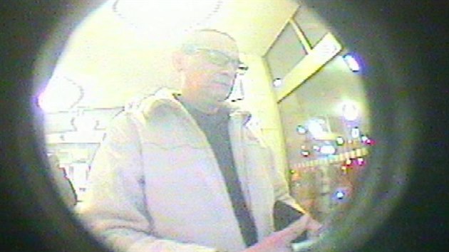 Kamera v bankomatu na ulici eskoslovensk armdy v Hradci Krlov zachytila mue, kter si patrn nechal nalezen penze (21. 12. 2017).