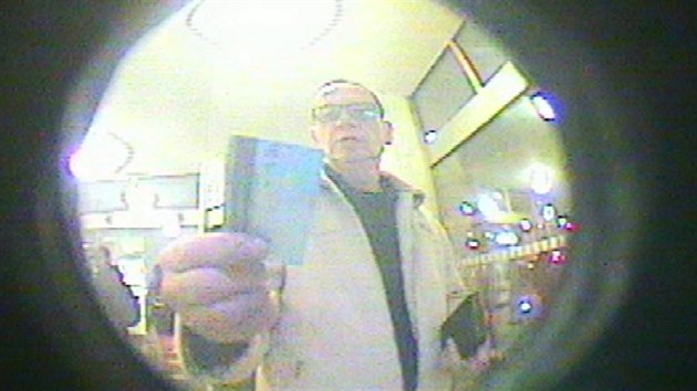 Kamera v bankomatu na ulici �eskoslovensk� arm�dy v Hradci Kr�lov� zachytila mu�e, kter� si patrn� nechal nalezen� pen�ze (21. 12. 2017).