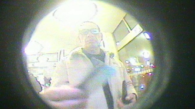 Kamera v bankomatu na ulici Československé armády v Hradci Králové zachytila muže, který si patrně nechal nalezené peníze (21. 12. 2017).