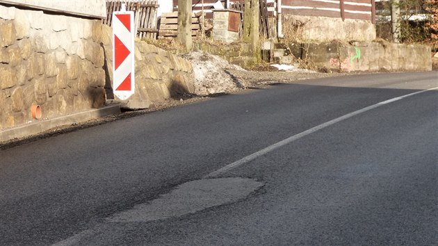 Na opravené silnici v Pěkově na Náchodsku jsou závady.