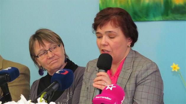 Ředitelka školy Marcela Prokůpková, vlevo ombudsmanka Anna Šabatová.