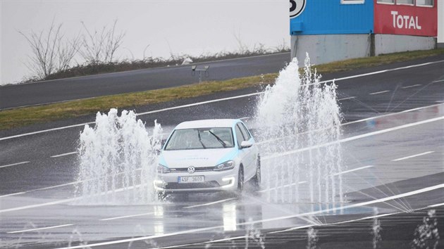 Elektromobil VW e-Golf, kter mosteck autodrom pjuje.