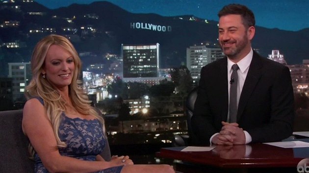 Pornoherečka Stephanie Cliffordová vystupující pod jménem Stormy Daniels a moderátor Jimmy Kimmel (Los Angeles, 31. ledna 2018)
