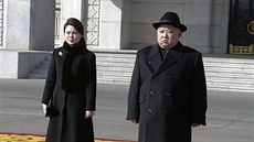 Severokorejský diktátor Kim Čong-un přihlíží vojenské přehlídce v Pchjongjangu...