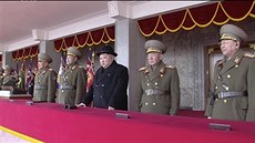 Severokorejský diktátor Kim ong-un pihlíí vojenské pehlídce v Pchjongjangu...