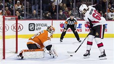 Mike Hoffman z Ottawy pekonává Michala Neuvirtha v brance Philadelphie.