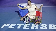 TSTÍ VE TVÁI. Usmvavá Petra Kvitová po vítzství na turnaji v Petrohradu.