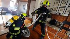 V centru Prahy zasahovali hasiči u požáru v podkrovním bytě (4. února 2018).