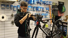 Zatímco amatér�m trvá nasazování omotávky minuty, Jakub Du�t to zvládá za pár...