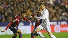 Cristiano Ronaldo z Realu Madrid (v bílém) kli�kuje mezi soupe�i z Levante.