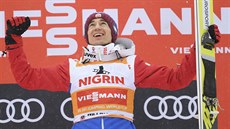 Polák Kamil Stoch se raduje z druhého místa v závod skokan na lyích v...