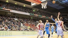 Závar pod koem v utkání basketbalové ligy mezi Olomouckem (v modrém) a...