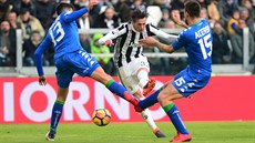 Federico Bernardeschi z Juventusu (uprosted) se snaí propálit dvojblok hrá...
