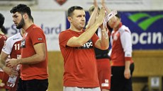 Trenér Nového Veselí Pavel Hladík dkuje divákm za podporu.