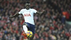 Davinson Sanchez z Tottenhamu zpracovává mí.