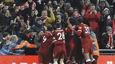 Fotbalisté Liverpoolu slaví branku v tsné blízkosti svých píznivc.