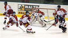 Obrana Olomouce (v bílém) zachytila puk a snaí se jej dostat z dosahu...