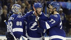 eský obránce Andrej ustr se raduje se svými spoluhrái z Tampa Bay Lightning...