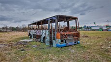 Vrak autobusu stále hyzdí louku poblí budjovického sídlit Vltava.