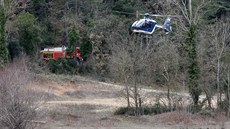 Policisté a záchraná�i na míst�, kde se srazily dva vojenské vrtulníky (2....