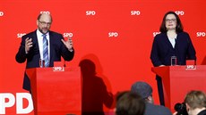 Odstupující Martin Schulz a nová pedsedkyn SPD Andrea Nahlesová (7. února...