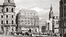 Bývalé sídlo gestapa Stadthöfen (vlevo) ve vybombardovaném Hamburku na snímku...