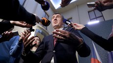 Premiér a éf ANO Andrej Babi odpovídá novinám po tiskové konferenci na...