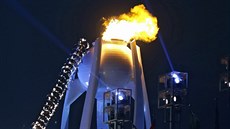 Zapálení ohn bhem slavnostního zahájení zimních olympijských her v...