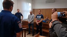 Eskorta pivádí k soudu Ivana Ivanovského obalovaného za úast na vraedném loupeném pepadení v díln v Horusicích na Táborsku.