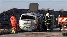 Do policist na dálnici zezadu narazilo auto