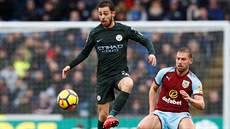 Fotbalista Manchesteru City Bernando Silva kontroluje mí v utkání anglické...