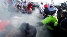 Policisté se sna�í uklidnit demonstraci v jihokorejském Pchjong�changu