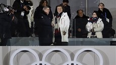Prezident Jižní Koreje Mun Če-in (v bílém) si třese rukou s prezidentem MOV...