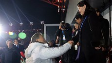 Prezident Jiní Koreje Mun e-in si tese rukou s Kim Jo-ong, sestrou...