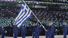 Členové řeckého olympijského týmu zahajovali slavnostní nástup.