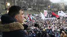 Gruzínský exprezident Michail Saakavili zdraví své píznivce, kteí se seli v...
