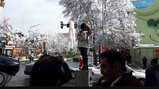 Jedna z žen, které si v poslední době v Íránu na protest sundaly hidžáb. To je...