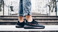 erné Yeezy s erveným nápisem se prodávají v tuto chvíli za 15 500 korun.